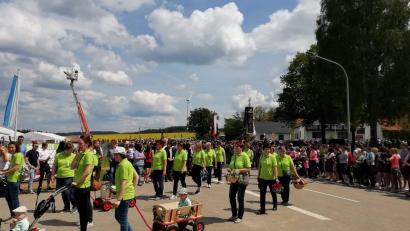 Archivbild: hm
In großer Zahl beteiligte sich der OGV Hohentreswitz am Festumzug 2019 in Pamsendorf.
