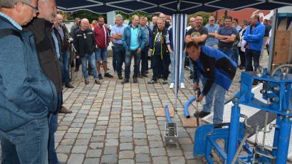 Bild: jr
Geschäftsführer Oliver Neukam (Firma Locatec Bayreuth) erläuterte in der praktischen Schulung den Wasserwarten der Landkreises die Rohrbruchortung, sowie das Orten von Lecks den Leitungsverlauf.