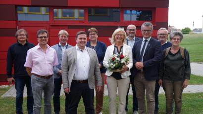 Bild: wel
Die Mitglieder der Schulverbandsversammlung Neunburg vorm Wald verabschiedeten Rektorin Irene Träxler (von links) Kämmerer Michael Haßfurter, Bürgermeister Markus Dauch, Bürgermeister Markus Schiesl, Konrektor Markus Binder, Bürgermeisterin Anita Forster, Bürgermeister Max Beer, Bürgermeister Martin Birner, Erich Schmid und Tanja Kraus. Nicht im Bild Bürgermeister Walter Schauer.