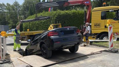 Bild: Polizeiinspektion Marktredwitz
Ein Auto blieb in Selb in einer Baugrube stecken.