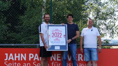 Bild: sgs
Vorsitzender Heinz Arbter und Kassier Hubert Irlbacher freuen sich über die Besiegelung der Partnerschaft mit dem SSV Jahn Regensburg.