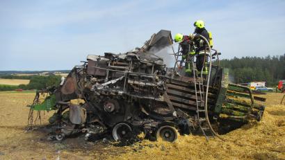 Bild: PI NEW
Diese Großpackenpresse brannte am Montag auf einem Feld bei Scherreuth komplett aus.