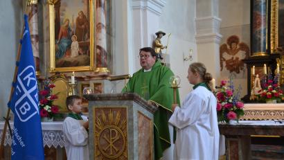 Bild: gi
Geistlicher Beirat Pfarrer Udo Klösel hält beim Festgottesdienst zum 30jährigen Jubiläum des Katholischen Frauenbunds eine eindrucksvolle Predigt.