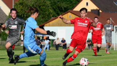 Bild: ham
Julian Kiener (rechts) hatte eine der wenigen Pfreimder Offensivaktionen vor der Pause. Doch Fortuna-Keeper Enrico Sommer drängte den Youngster der SpVgg noch entscheidend ab.