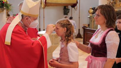 Bild: mma
Persönlich wendete sich Weihbischof Reinhard Pappenberg jedem Firmling zu.