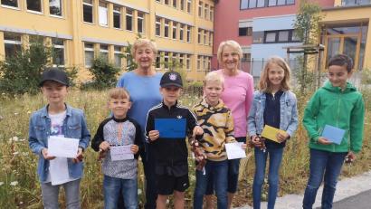 Bild: krb
Sechs Neustädter Kommunionkinder spenden an die Kinderkrebshilfe.