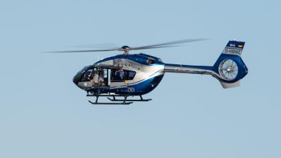Bild: Silas Stein/dpa/Symbolbild
Ein Polizeihubschrauber fliegt im Rahmen eines Trainings über ein Gewässer.