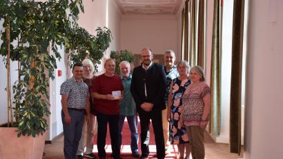 Bild: exb(Landratsamt)
Bild von links: Diözesansekretär Markus Nickl, Christa Burzer, Kreisvorsitzender
Hermann Stadler, Alfons Ernstberger, Landrat Andreas Meier, Hans-Jürgen Gemeiner, Elisabeth Bauer und Kreisvorsitzende Petra Dötsch