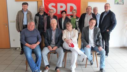 Bild: SPD Kemnather Land/exb
Der Vorstand des neu gegründeten SPD-Ortsvereins Kemnather Land mit Vorsitzendem Alfred Schuster sowie den gleichberechtigten Stellvertretern Sybille Bayer und Andreas Demleitner (sitzend, Zweiter bis Vierter von links).