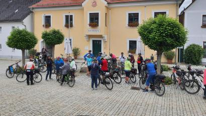 Bild: Tanja Saller/exb
Vor dem Rathaus in Bad Neualbenreuth legten die Radwallfahrer einen Stopp ein.