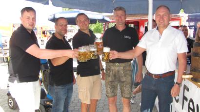 Bild: sei
Nach dem Bieranstich stießen Bürgermeister Richard Kammerer, stellvertretender Vorsitzender Andreas Fenzl, Kommandant Timo Krauß, Vorsitzender Matthias Ay und Stellvertrender Kommandant Martin Göppl (von rechts) mit einer kühlen Maß Bier auf einen gelungenen Tag der offenen Tür an.