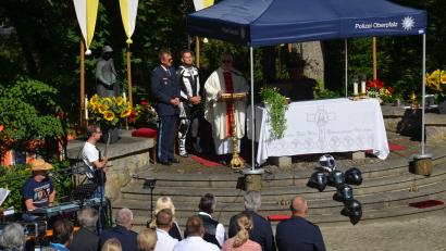 Bild: dob
Viele Biker aus nah und fern schwangen sich am Sonntag wieder auf ihr Motorrad und fuhren zum Motorradgottesdienst nach Pleystein, den der Verein "Bürger und Polizei - Partner für Sicherheit" wieder mustergültig auf dem Kreuzbergplateau organisierte. Erster Polizeihauptkommissar Martin Zehent (links) übernahm höchstpersönlich Ministrantendient.