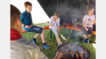 Bild: Julius Schmidt/exb
Die DPSG-Pfadfinder rösten mit den Kindern und Jugendlichen am Lagerfeuer in ihrer Jurte Stockbrot und Marshmallows.