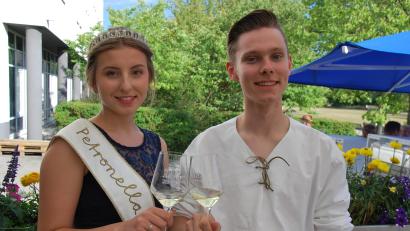 Bild: gsp
Petronella und Hamecker, die Repräsentanten der Partnerstadt Bad Bergzabern, kosteten auch bei der Weinprobe.