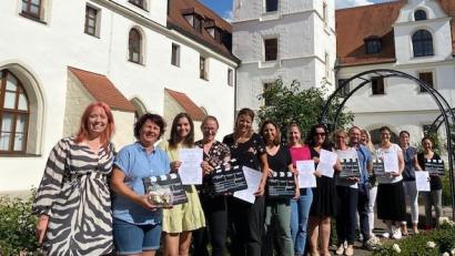 Bild: Iris Pinzenöhler/exb
15 Vertreter aus Amberg-Sulzbacher Kindertageseinrichtungen können ab sofort Kinder sicher an die digitale Welt heranführen.