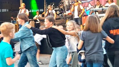 Bild: fjo
Immer wieder folgt der Nachwuchs der Einladung der "Eslarner Showband" zum fröhlichen gemeinsamen Tanz direkt auf der Freifläche vor der Bühne.