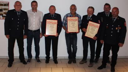 Bild: hme
Besondere Ehrungen gab es bei der Feuerwehr Neuersdorf (von links): Erster Kommandant Helmut Böhm, Zweiter Bürgermeister Uwe Bergmann, Ehrenmitglied Johann Braun, Heinrich Zimmermann (50 Jahre Vereinstreue ), Ehrenmitglied Johann Paulus, Zweiter Kommandant Christian Heindl und Erster Kommandant Berthold Heindl.