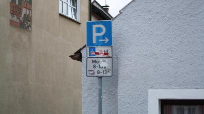 Bild: bjp
Die "wild" angebrachten Aufkleber haben die Parkzeitbegrenzung in der Schulstraße östlich des Schellenbergs schon fast unleserlich gemacht, nun soll sie endgültig fallen: Dies beschloss der Stadtrat einstimmig.