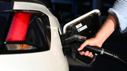 Bild: Monika Skolimowska/dpa-Zentralbild/dpa/Symbolbild
Ein Mann betankt ein Auto.