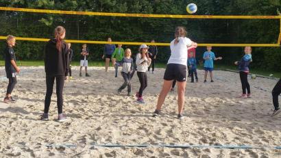 Archivbild: öt
Mit viel Spaß und Begeisterung unternahmen die Kinder unter der Anleitung der Mitglieder des TuS Neusorg ihre ersten Schritte im Beach-Volleyball im Ferienprogramm 2021. Auch heuer bietet der TuS wieder die Veranstaltung an.
