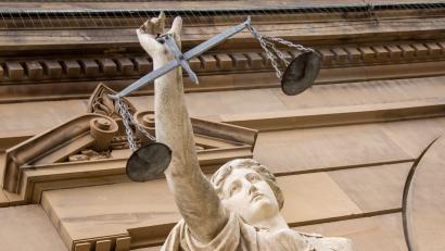 Symbolbild: Stefan Puchner/dpa
Eine 49-jährige Mutter steht vor Gericht, weil sie ein unrichtiges Attest über eine Impfbefreiung ihres Sohnes erworben hatte.