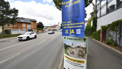 Bild: Petra Hartl
Sehr umstritten ist das Plakat der IG Unser Berg zum Bürgerentscheid am 24. Juli. Die Fraktionen des Stadtrats haben sich sogar zu einem Bündnis zusammengetan, das eigene Plakate gestaltet hat, die direkt unter den IG-Plakaten aufgehängt wurden und dort eine falsche Aussage anprangern. Beim Stadtmarketingverein sieht man das auch so.