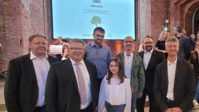 Bild: jzk
Vertreter der geehrten Realschule am Tor zur Oberpfalz Kemnath mit Staatsminister Prof. Dr. Michael Piazolo (rechts): Otmar Müller (Brauerei Haberstumpf Trebgast), Realschuldirektor German Helgert (Realschule Kemnath), Dominik Schramm (Universität Bayreuth), Schülersprecherin Anna König, Knut Müller und Konrektor Holger König (alle Realschule Kemnath, von links).