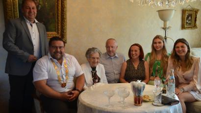Bild: ak
Gabriele Sieber (Dritte von links) freute sich an ihrem 99. Geburtstag über den Besuch von SOS-Kinderdorfleiter Holger Hassel, Bürgermeister Thomas Kaufmann, Sohn Axel Sieber und dessen Frau Ingrid sowie der Urgroßnichten Leonie und Alina (von links).