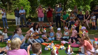 Bild: gi
Die Kinder der Krümelkiste und der Krabbelmäuse bekommen beim Sommerfest viel Applaus für ihre Darbietungen.