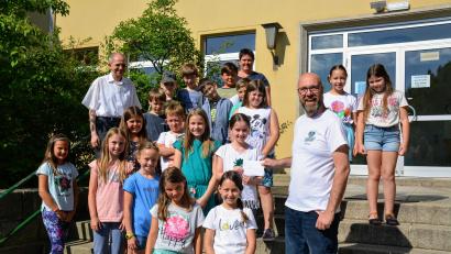 Bild: fdl
Michael Sandner (vorn, rechts) freute sich über die Spende der Hirschauer Kommunionkinder. Bei der Übergabe waren auch Pfarrer Johann Hofmann (hinten, links) und Gemeindereferentin Barbara Schlosser (hinten, Mitte).