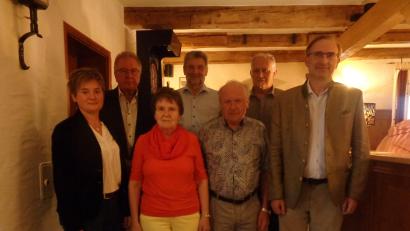 Bild: amö
Bürgermeisterin Sonja Meier und Bezirksvorsitzender Alexander Flierl ehrten langjährige Mitglieder. Im Bild (vorne von links) Sonja Meier, Berta Bock, Hans Bock und Alexander Flierl, (dahinter von links) Eduard Kunschir, Johann Hutzler und Alois Herdegen.