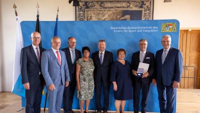 Bild: Sebastian Widmann/exb
Kommunale Verdienstmedaillen überreichte Innenminister Joachim Herrmann (rechts) an Bürgermeister Franz Stahl (Zweiter von rechts) und Stadtrat Christian Baumann (Mitte). Die ersten Gratulanten waren Regierungspräsident Walter Jonas, Landrat Roland Grillmeier, Kemnaths Bürgermeister Roman Schäffler sowie die Ehefrauen Rosemarie Baumann und Cornelia Stahl (von links).