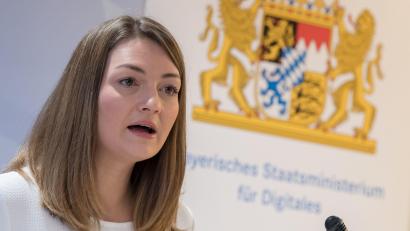 Archivbild: Peter Kneffel/dpa
Judith Gerlach (CSU), bayerische Staatsministerin für Digitales, spricht sich für das Digitalgesetz für Bayern aus.