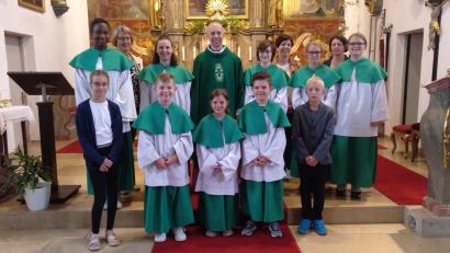 Bild: mas
Die Altardiener von St. Salvator überreichen Pater Raufau 500 Euro.