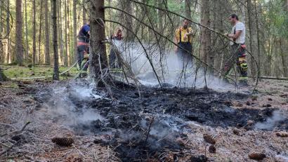 Bild: Kreisbrandinspektion Amberg-Sulzbach/exb
Eine der drei Brandstellen, die die Einsatzkräfte unter Kontrolle gebracht haben.