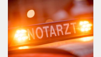 Symbolbild: Lino Mirgeler/dpa
Ein Notarzt im Einsatz hat auf der B 299 eine falsche Reaktion bei einem anderen Verkehrsteilnehmer ausgelöst. Die wiederum führte zu einem Unfall.