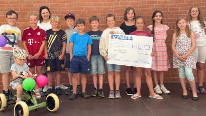 Bild: sche
Die kleine Anna freut sich über das von den Erstkommunionindern aus der Pfarrei Aschach-Raigering geschenkte Pedal-Gokart.