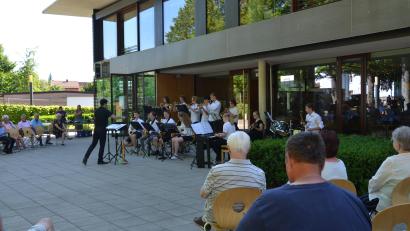 Bild: dob
Musik wird am Gymnasium Neustadt/WN groß geschrieben. Die Bigband der Bildungseinrichtung unter Leitung von Studienrat Wolfgang Gleixner verzaubert beim Benefizkonzert für das Philipp-Neri-Werk das Publikum.