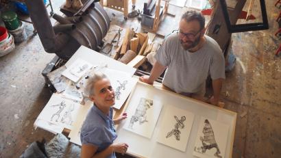 Bild: bl
Annette Reichardt und Stewens Ragone arbeiten in der Kunst gerne als Team. Die beiden gehören zu den Gästen der "Pertolzhofener Kunstdingertagen" und zeigen zum Finale am Samstag zusammen mit Künstlerkollegen ihre Werke, bei denen Tetra-Pak-Karton eine wichtige Rolle spielte.