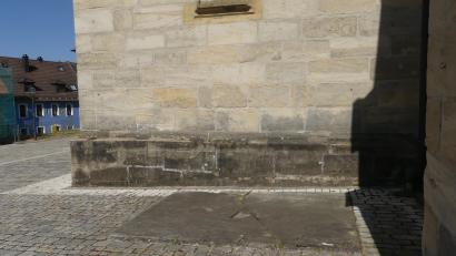 Bild: rn
An dieser „Grabplatte“ zeigt Matthias Helzel Interesse und fragt: „Welcher ‚Schatz‘ liegt hier verborgen?“