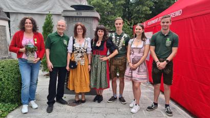 Bild: Karin Ruhland/exb
Neue Schützenkönigin ist Karin Ruhland. Im Bild die Würdenträger der Stadtschützen Pfreimd.