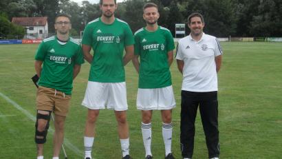 Bild: she
Die Neuzugänge des FC Wernberg (von links): Fabio Cordio (TSV Stulln), Alexander Grill (SC Ettmannsdorf), Marwin Melchner (SC Luhe-Wildenau) und Trainer Christian Zechmann, der vom TSV Stulln gekommen ist.