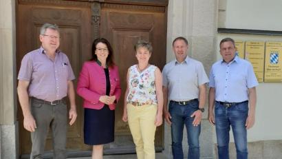 Bild: Verwaltungsgemeinschaft Oberviechtach
MdB Martina Englhardt-Kopf (Zweite von links) stattete den Bürgermeistern im Bereich der Verwaltungsgemeinschaft Oberviechtach einen Besuch ab.