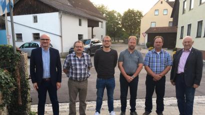 Bild: Heribert Ippisch
Ortsvorsitzender und Erster Bürgermeister Maximilian Beer und die Delegierten des CSU-Ortsverbandes Schwarzhofen zur Landtags- und Bezirkstagswahl 2023.