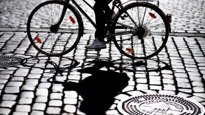 Symbolbild: Guido Kirchner
Ein Radfahrer hat in Bayreuth eine Passantin sexuell belästigt. Die 52-Jährige war am Dienstag in der Mittelstraße unterwegs, als ein Mann von seinem Fahrrad stieg, sie umklammerte und in ihren Intimbereich griff.