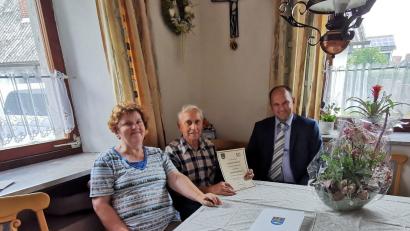 Bild: gz
Im Namen der Marktgemeinde gratuliert zweiter Bürgermeister Thomas Kleber dem Ehepaar Gerda und Josef Prem zur Goldenen Hochzeit.