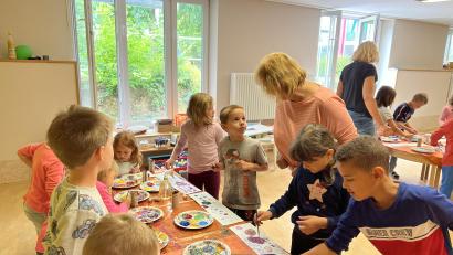 Bild: Kerstin Pflaum/exb
Angelika Sticht besuchte den Kindergarten St. Hedwig und unternahm mit den Kleinen einen Ausflug in die Kunst.