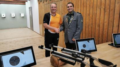 Bild: Wolfgang Fraunholz/exb
Kassier Mischa Hermann (links) übergibt auch stellvertretend für die Firma Mondi Schützenmeister Kay Müller die neuen Lichtgewehre.