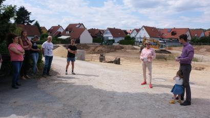 Bild: usc
Vor der Kulisse der Baugrube, wo einmal ein Kindergarten errichtet werden soll, informierten Veronika Niklaus und Manuel Werthner von der FW-Stadtratsfraktion über aktuelle Anliegen im Stadtteil Eglsee. Kritik gab es an der Verzögerung beim Ausbau der Gemeindeverbindungsstraße Alteglsee zur Innenstadt.