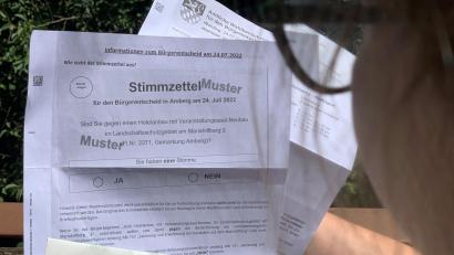 Bild: roa
Die Amberger können am Sonntag, 24. Juli, mit ihren Wahlbenachrichtigungen zur Abstimmung schreiten. Die Frage lautet: "Sind Sie gegen einen Hotelanbau mit Veranstaltungssaal-Neubau im Landschaftsschutzgebiet am Mariahilfberg? 6000 Bürger haben bereits Briefwahl beantragt.
